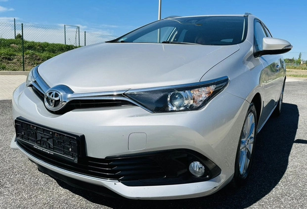 Toyota Auris cena 36999 przebieg: 237600, rok produkcji 2017 z Legnica małe 56